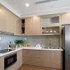 Tủ bếp MDF phủ acrylic màu nâu cho chung cư